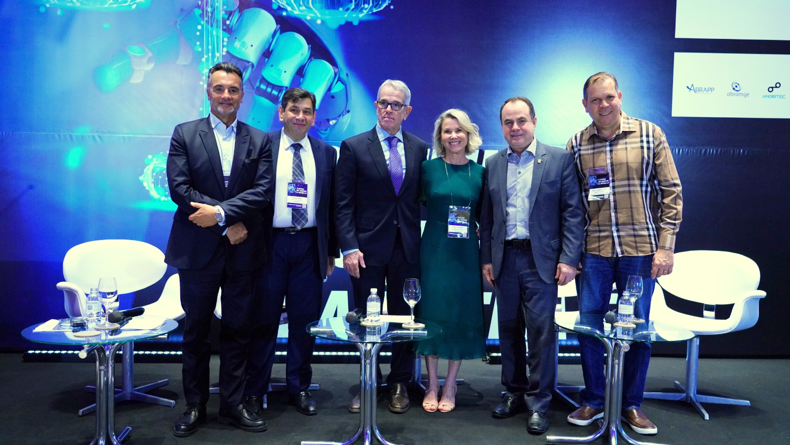 Mulher falando para uma plateia